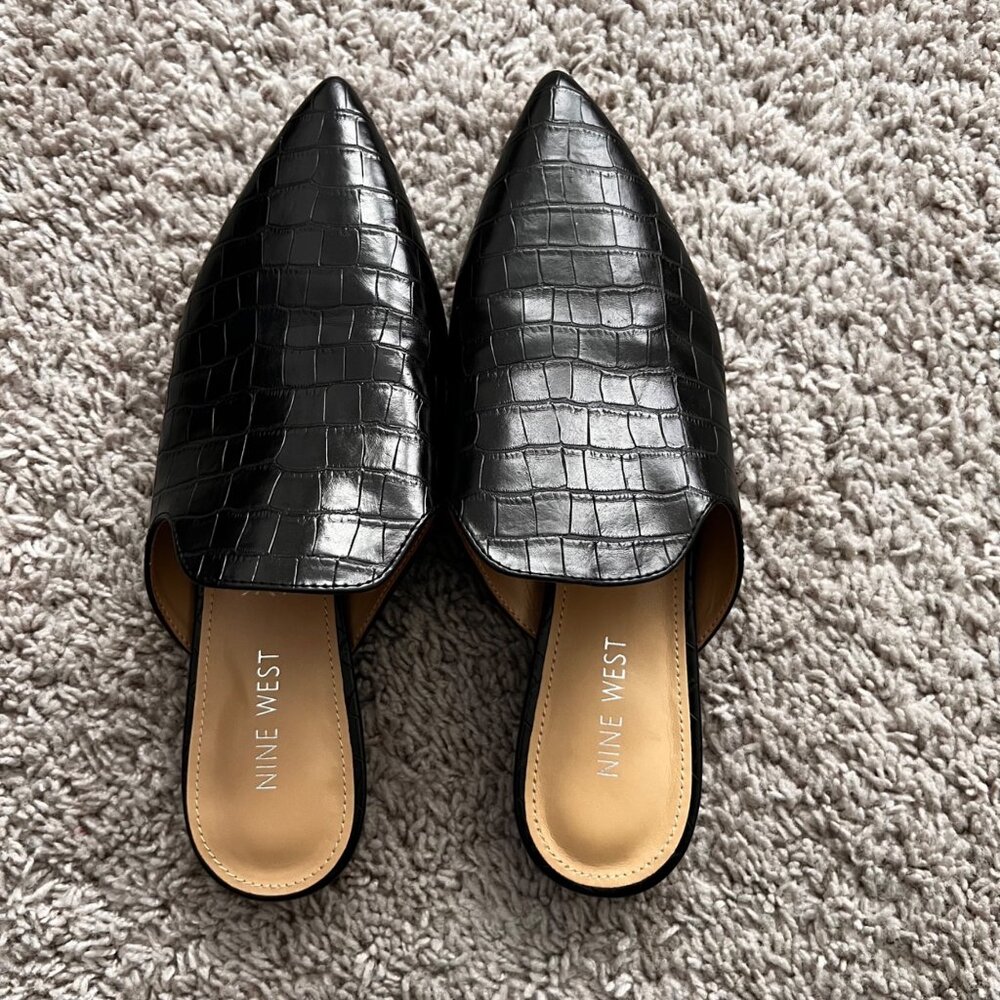 Nine West Women’s Black Croc Embossed Mules Size 7.5 Pointed Toe Slides